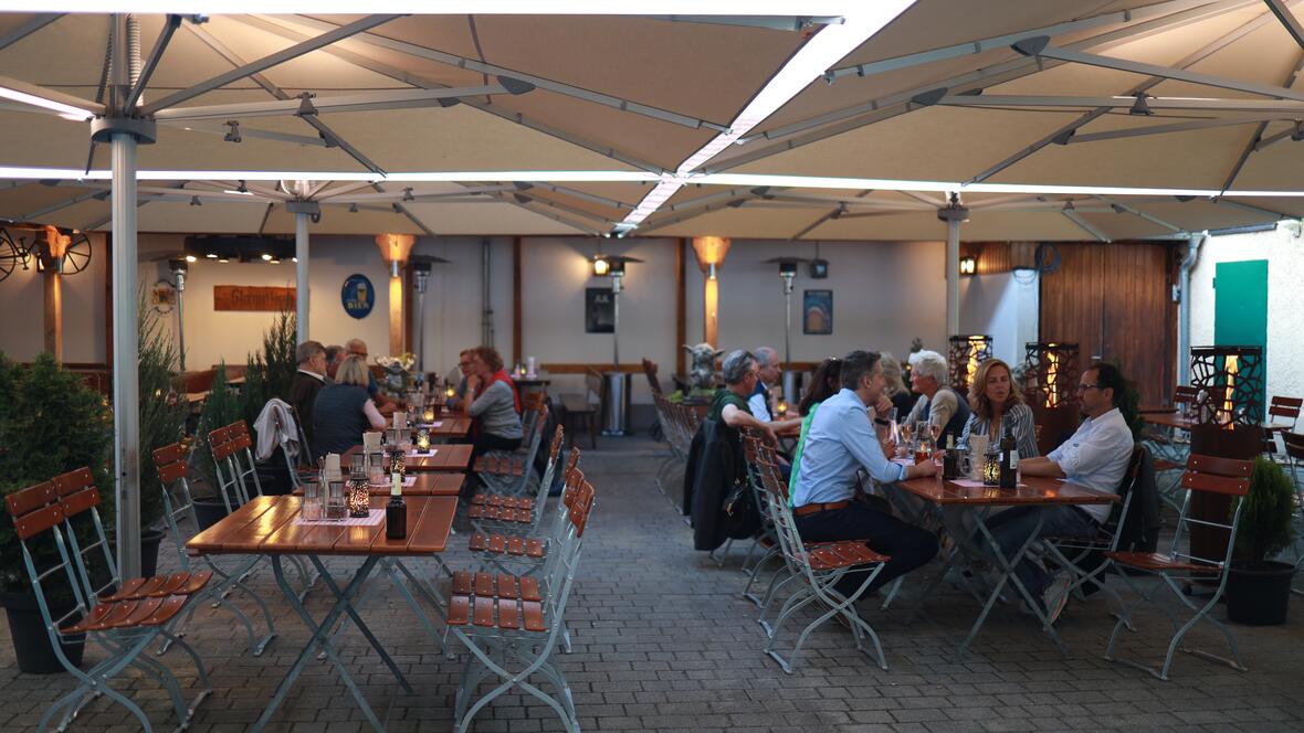 biergarten-schirme-hotel-neuburg