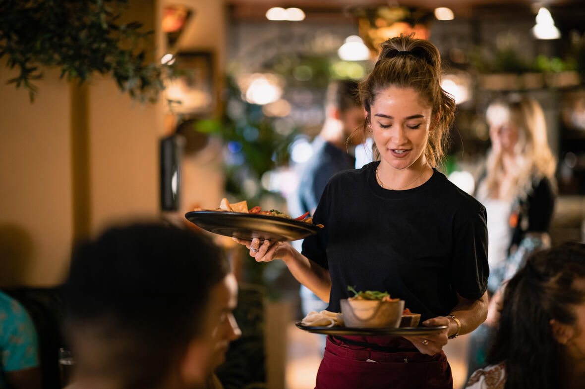 bedienung-servicekraft-shutterstock-hotel-neuburg